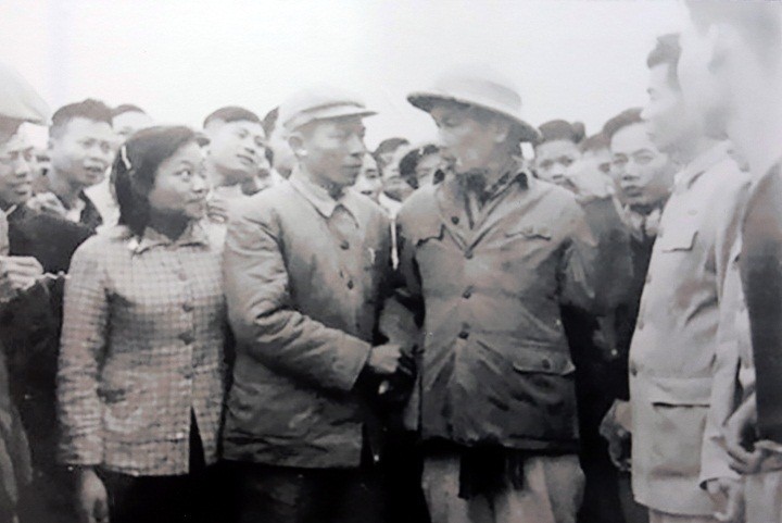 Chủ tịch Hồ Chí Minh thăm nhà máy Cơ khí Hà Nội, ngày 18/2/1958.