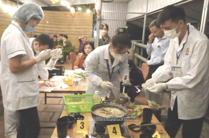 Sở Y tế Bắc Kạn công bố nguyên nhân khiến 5 người nhập viện sau 10 phút ăn lẩu, uống rượu Sở Y tế Bắc Kạn công bố nguyên nhân khiến 5 người nhập viện sau 10 phút ăn lẩu, uống rượu