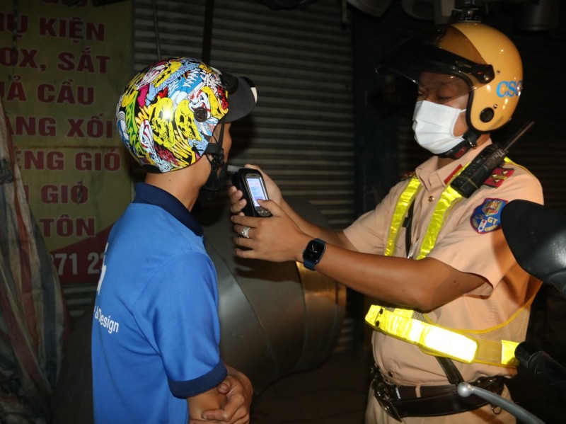 Lực lượng chức năng kiểm tra nồng độ cồn Lực lượng chức năng kiểm tra nồng độ cồn