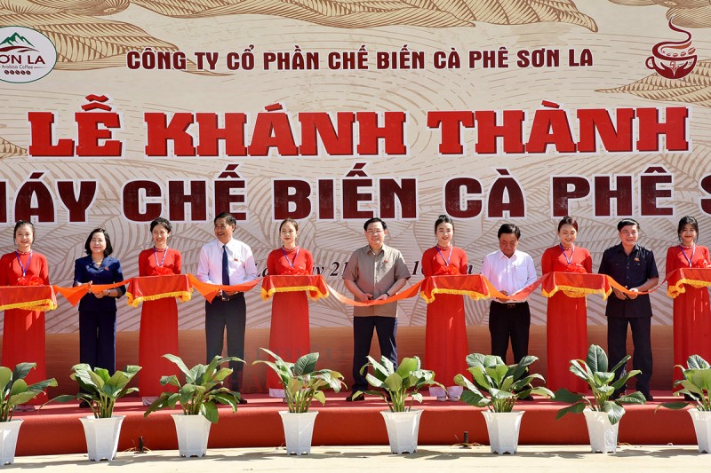 Chủ tịch Quốc hội Vương Đình Huệ và các đại biểu cắt băng khánh thành Nhà máy chế biến cà phê Sơn La. Ảnh: Lâm Hiển Chủ tịch Quốc hội Vương Đình Huệ và các đại biểu cắt băng khánh thành Nhà máy chế biến cà phê Sơn La. Ảnh: Lâm Hiển