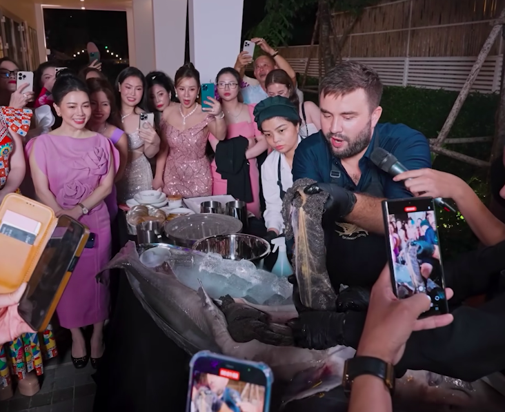 Lý Thùy Chang mở dạ tiệc 50 triệu 1 suất và nước mắt muộn màng của Ngọc Trinh Lý Thùy Chang mở dạ tiệc 50 triệu 1 suất và nước mắt muộn màng của Ngọc Trinh