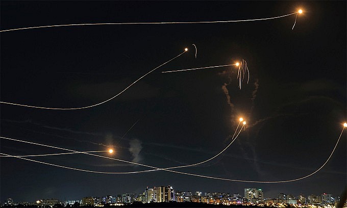 Rocket phóng từ Dải Gaza bị tổ hợp phòng không Vòm sắt đánh chặn trên khu vực thành phố Ashkelon ngày 20/10. Ảnh: AP