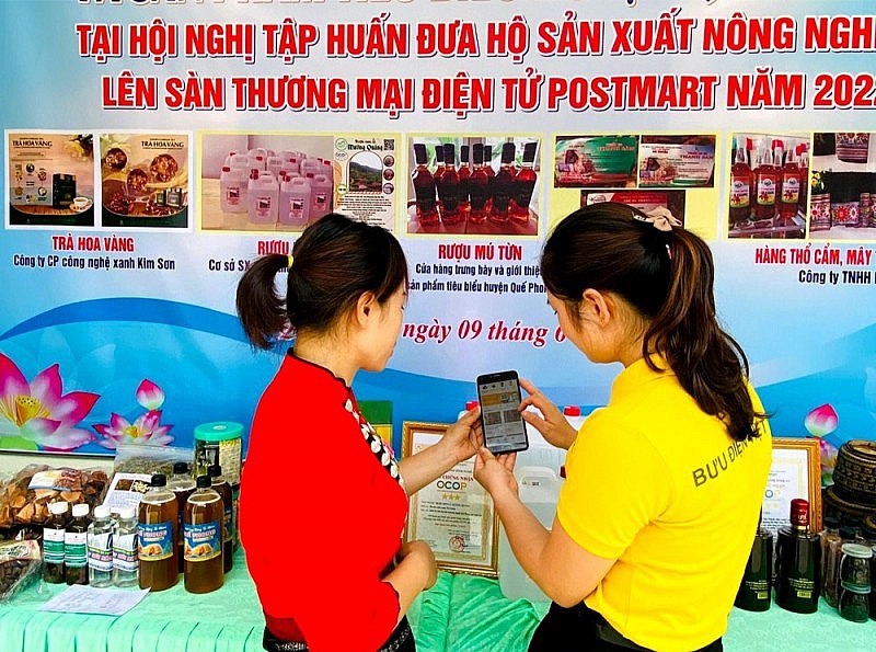 Người tiêu dùng truy xuất nguồn gốc sản phẩm qua ứng dụng điện thoại thông minh. Ảnh: Thanh Phúc - BaoNghean) Người tiêu dùng truy xuất nguồn gốc sản phẩm qua ứng dụng điện thoại thông minh. Ảnh: Thanh Phúc - BaoNghean)