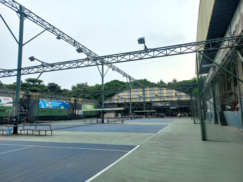 Hạng mục công trình mái che 4 sân tennis ngoài trời thuộc Công viên Tuổi trẻ Thủ đô (quận Hai Bà Trưng) đã được hoàn thành tháo dỡ 