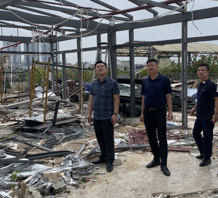 Lãnh đạo Đội Quản lý TTXD-ĐT quận Hai Bà Trưng và UBND phường Thanh Nhàn kiểm tra việc tháo dỡ công trình Nhà hát ngoài trời (Cung Xuân) thuộc Công viên Tuổi trẻ Thủ đô