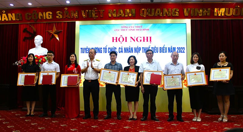 Cục Thuế Thái Bình trao Giấy khen cho các doanh nghiệp tiêu biểu trong nộp ngân sách năm 2022. Cục Thuế Thái Bình trao Giấy khen cho các doanh nghiệp tiêu biểu trong nộp ngân sách năm 2022.