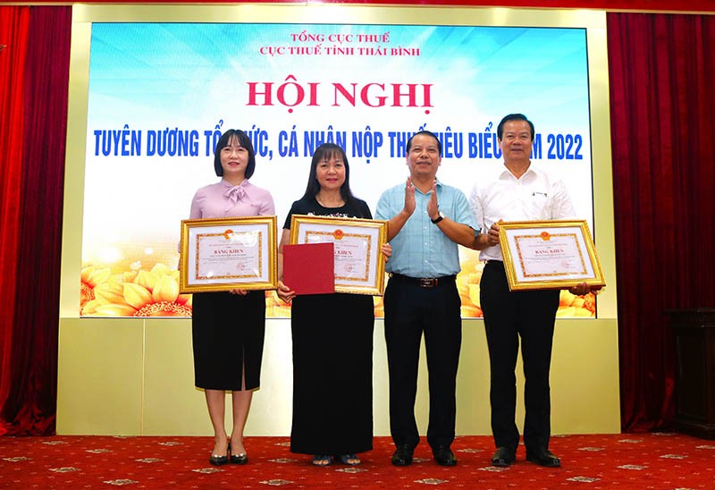 Công ty cổ phần Quốc tế Bảo Hưng, Công ty cổ phần Gốm sứ Long Hầu và Công ty cổ phần Nước sạch Thái Bình nhận Bằng khen của UBND tỉnh Thái Bình về thành tích đóng góp ngân sách Nhà nước năm 2022. Công ty cổ phần Quốc tế Bảo Hưng, Công ty cổ phần Gốm sứ Long Hầu và Công ty cổ phần Nước sạch Thái Bình nhận Bằng khen của UBND tỉnh Thái Bình về thành tích đóng góp ngân sách Nhà nước năm 2022.