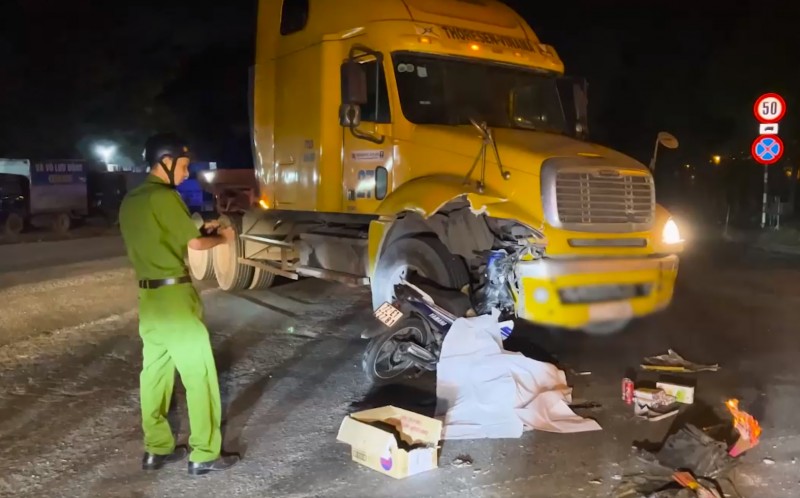 Hiện trường vụ va chạm giao thông giữa xe container và xe mô tô. Hiện trường vụ va chạm giao thông giữa xe container và xe mô tô.