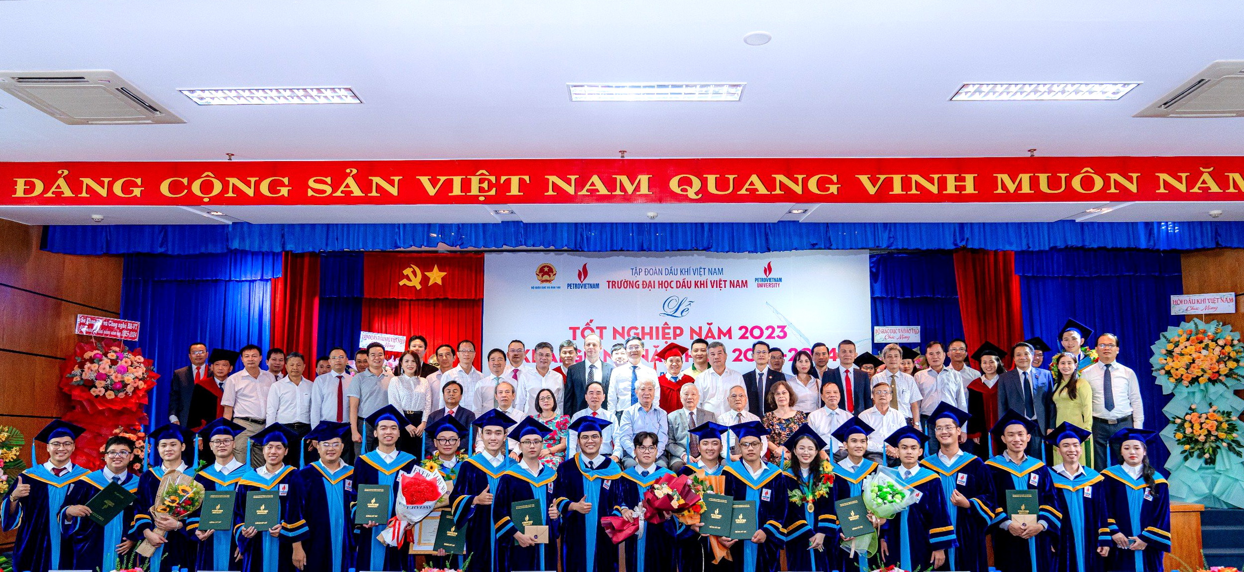 PV GAS tài trợ Quỹ "Phát triển sinh viên/Học bổng hỗ trợ sinh viên” của Trường Đại học Dầu khí Việt Nam PV GAS tài trợ Quỹ "Phát triển sinh viên/Học bổng hỗ trợ sinh viên” của Trường Đại học Dầu khí Việt Nam