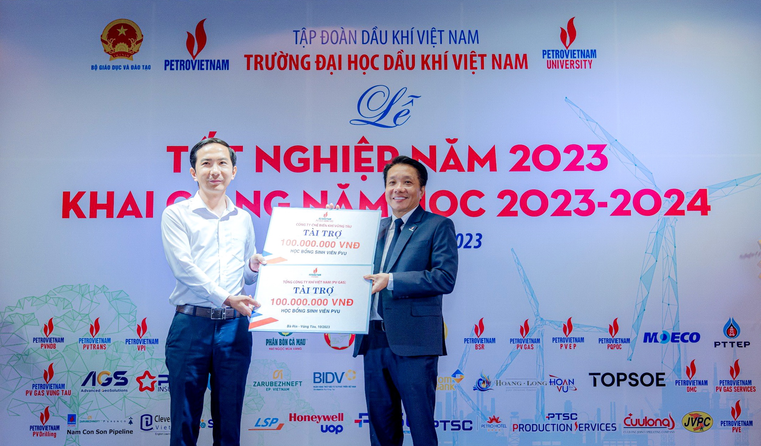 PV GAS tài trợ Quỹ "Phát triển sinh viên/Học bổng hỗ trợ sinh viên” của Trường Đại học Dầu khí Việt Nam PV GAS tài trợ Quỹ "Phát triển sinh viên/Học bổng hỗ trợ sinh viên” của Trường Đại học Dầu khí Việt Nam