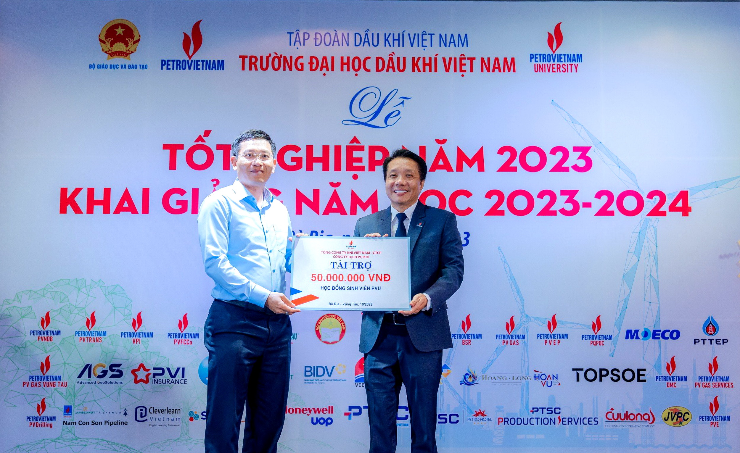 PV GAS tài trợ Quỹ "Phát triển sinh viên/Học bổng hỗ trợ sinh viên” của Trường Đại học Dầu khí Việt Nam PV GAS tài trợ Quỹ "Phát triển sinh viên/Học bổng hỗ trợ sinh viên” của Trường Đại học Dầu khí Việt Nam
