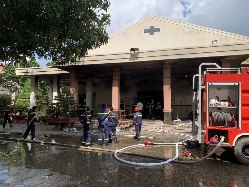 Lực lượng cảnh sát phòng cháy chữa cháy tham gia dập lựa - Ảnh: Thái Bình Lực lượng cảnh sát phòng cháy chữa cháy tham gia dập lựa - Ảnh: Thái Bình