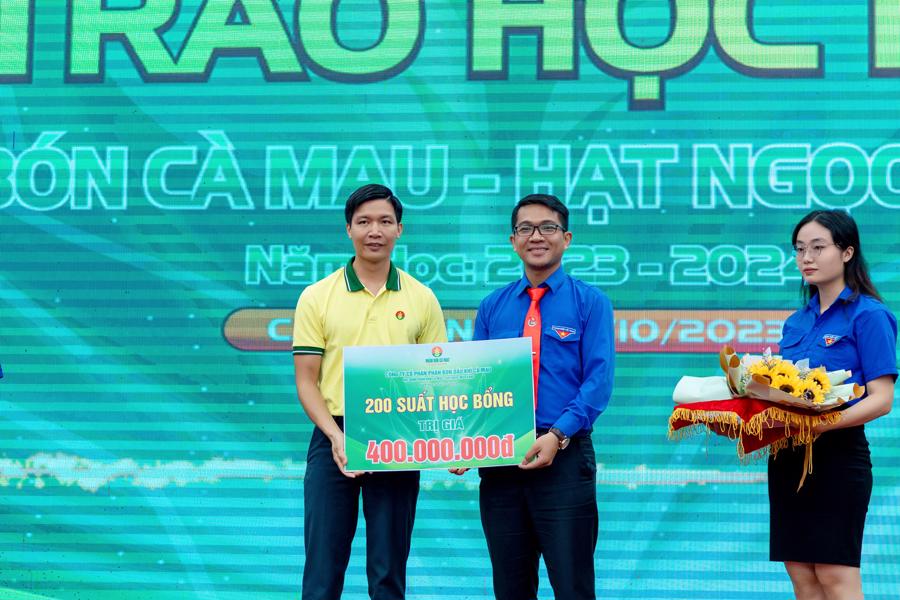 Ông Nguyễn Văn Tú - Bí thư Đoàn Thanh Niên trao biển biểu trưng.