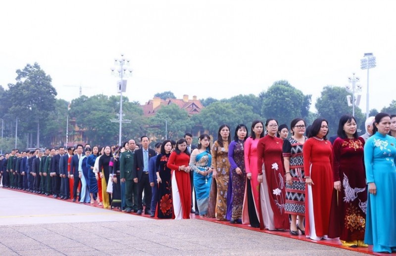 Đại biểu Quốc hội đặt vòng hoa và vào Lăng viếng Chủ tịch Hồ Chí Minh | Chính trị | Vietnam+ (VietnamPlus) Đại biểu Quốc hội đặt vòng hoa và vào Lăng viếng Chủ tịch Hồ Chí Minh | Chính trị | Vietnam+ (VietnamPlus)