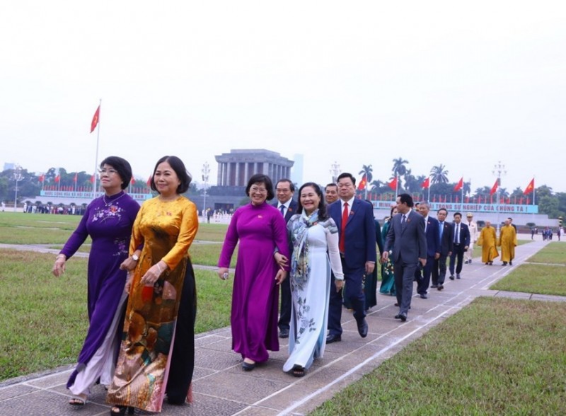 Đại biểu Quốc hội đặt vòng hoa và vào Lăng viếng Chủ tịch Hồ Chí Minh | Chính trị | Vietnam+ (VietnamPlus) Đại biểu Quốc hội đặt vòng hoa và vào Lăng viếng Chủ tịch Hồ Chí Minh | Chính trị | Vietnam+ (VietnamPlus)