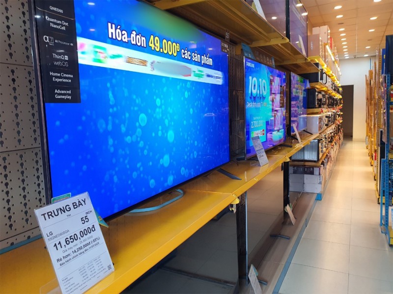 Hàng điện máy trưng bày kén khách Hàng điện máy trưng bày kén khách