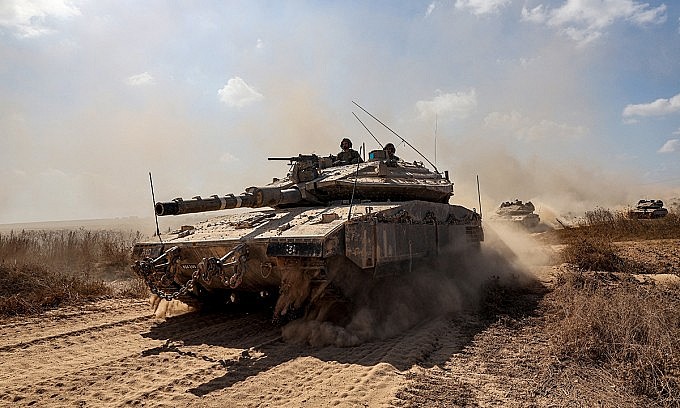 Xe tăng chủ lực Merkava của Israel di chuyển gần biên giới với Dải Gaza ngày 13/10. Ảnh: AFP Xe tăng chủ lực Merkava của Israel di chuyển gần biên giới với Dải Gaza ngày 13/10. Ảnh: AFP