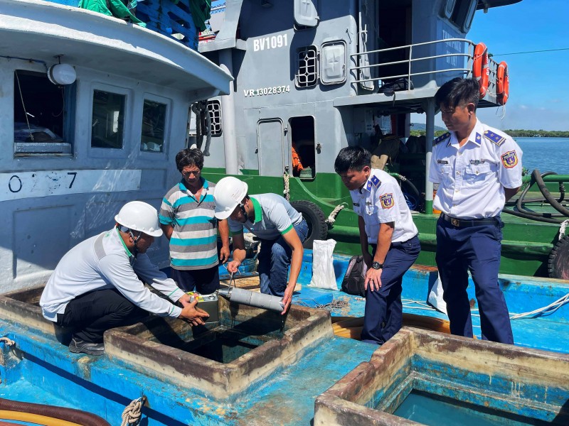 Cơ quan chức năng lấy mẫu hàng hóa để giam định kiểm tra chất lượng.jpg Cơ quan chức năng lấy mẫu hàng hóa để giam định kiểm tra chất lượng.jpg