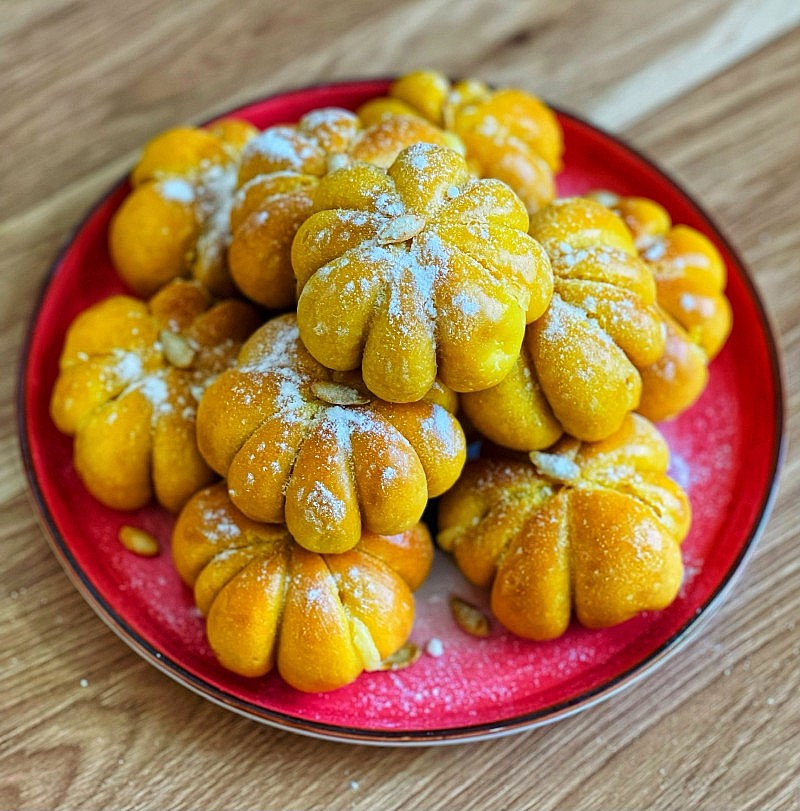 Bí đỏ được dùng chế biến nhiều món ngon như làm bánh, chè, súp, canh. Ảnh minh họa Bí đỏ được dùng chế biến nhiều món ngon như làm bánh, chè, súp, canh. Ảnh minh họa