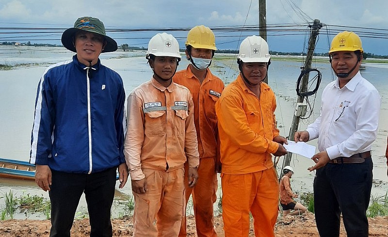 Ngành điện Long An: Gồng mình xuyên đêm khắc phục sự cố điện do thiên tai