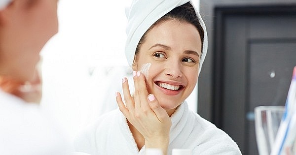 chiến lược chăm sóc da sau tuổi 40 nên tập trung vào việc tăng độ ẩm. Ảnh minh họa chiến lược chăm sóc da sau tuổi 40 nên tập trung vào việc tăng độ ẩm. Ảnh minh họa