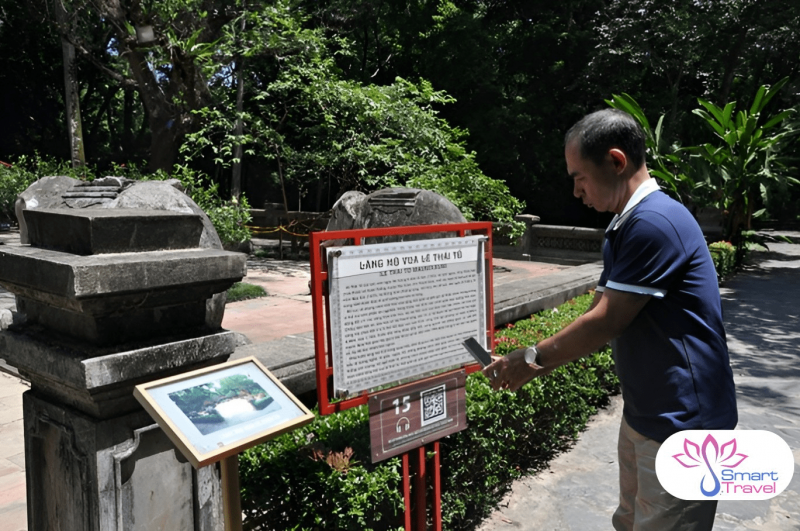 Du khách dùng điện thoại thông minh quét mã QR để nhận thông tin về điểm đến Du khách dùng điện thoại thông minh quét mã QR để nhận thông tin về điểm đến