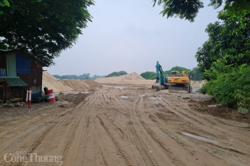 Một điểm tập kết trung chuyển cát, vật liệu xây dựng tại đê tả sông Hồng, xã Võng La, huyện Đông Anh, Hà Nội. Một điểm tập kết trung chuyển cát, vật liệu xây dựng tại đê tả sông Hồng, xã Võng La, huyện Đông Anh, Hà Nội.