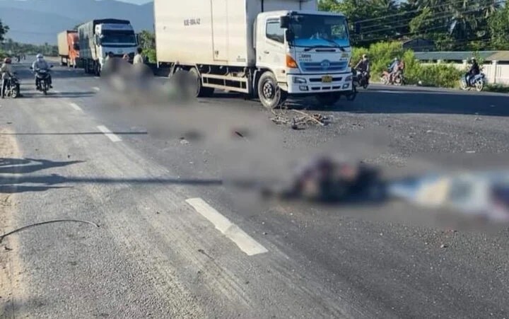 Hiện trường vụ tai nạn giao thông khiến 3 người tử vong tại chỗ. Ảnh: T.H Hiện trường vụ tai nạn giao thông khiến 3 người tử vong tại chỗ. Ảnh: T.H