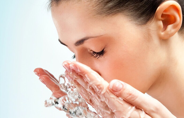 Mùa đông nên rửa mặt bằng nước lạnh hay nước nóng?