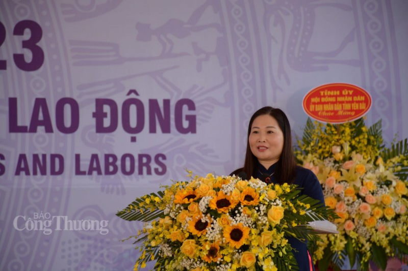 bà Vũ Thị Hiền Hạnh, Phó Chủ tịch UBND tỉnh Yên Bái phát biểu khai mạc ngày hội bà Vũ Thị Hiền Hạnh, Phó Chủ tịch UBND tỉnh Yên Bái phát biểu khai mạc ngày hội