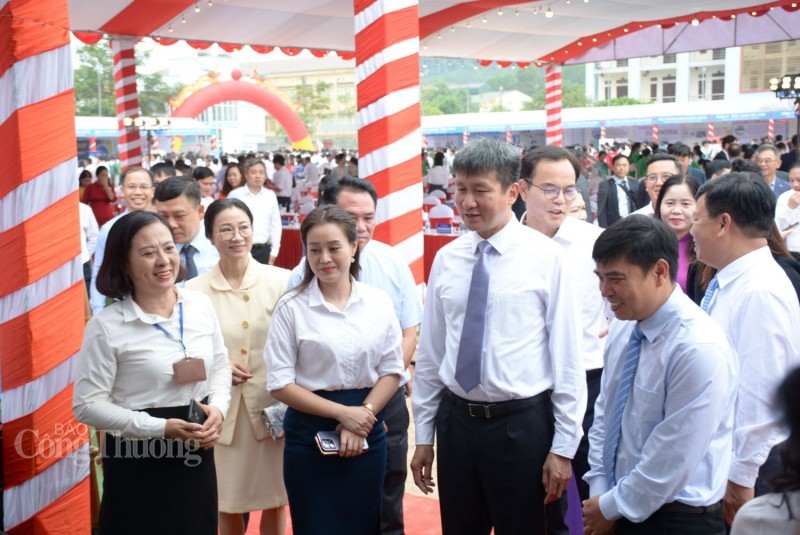 Đại biểu tham quan gian hàng quảng bá doanh nghiệp Đại biểu tham quan gian hàng quảng bá doanh nghiệp