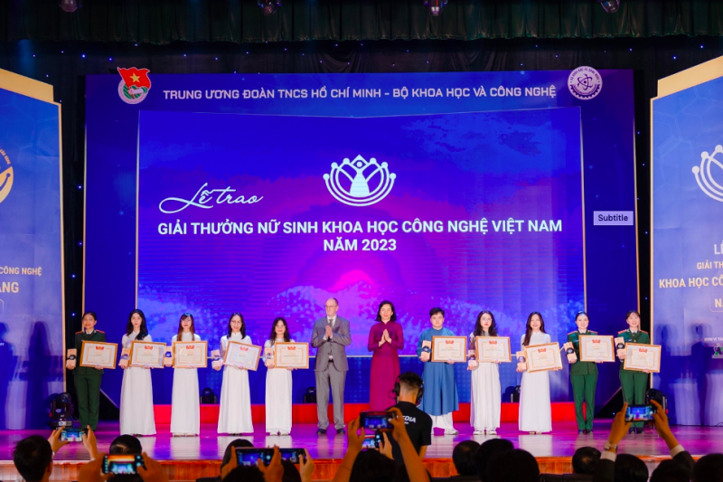 Vinh danh 10 nhà khoa học trẻ nhận giải thưởng Quả Cầu Vàng với sự đồng hành của Tân Hiệp Phát Vinh danh 10 nhà khoa học trẻ nhận giải thưởng Quả Cầu Vàng với sự đồng hành của Tân Hiệp Phát