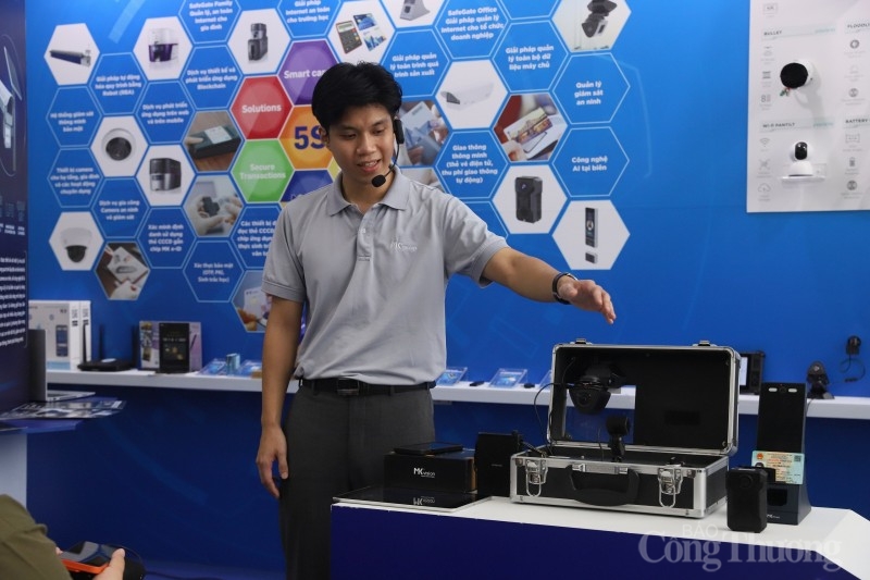 Anh Lê Tuấn Khôi - Phó giám đốc phụ trách sản phẩm đang giới thiệu về 4 sản phẩm AI Camera ứng dụng công nghệ xử lý dữ liệu tại biên gồm: Camera hành trình thông minh AutoSecure, Camera giám sát hiện trường Body Worn Camera (BWC), Thiết bị xác thực Căn cước công dân (CCCD) gắn chip M6 và Camera giám sát an ninh Vision 1 tại sự kiện VIIE 2023.