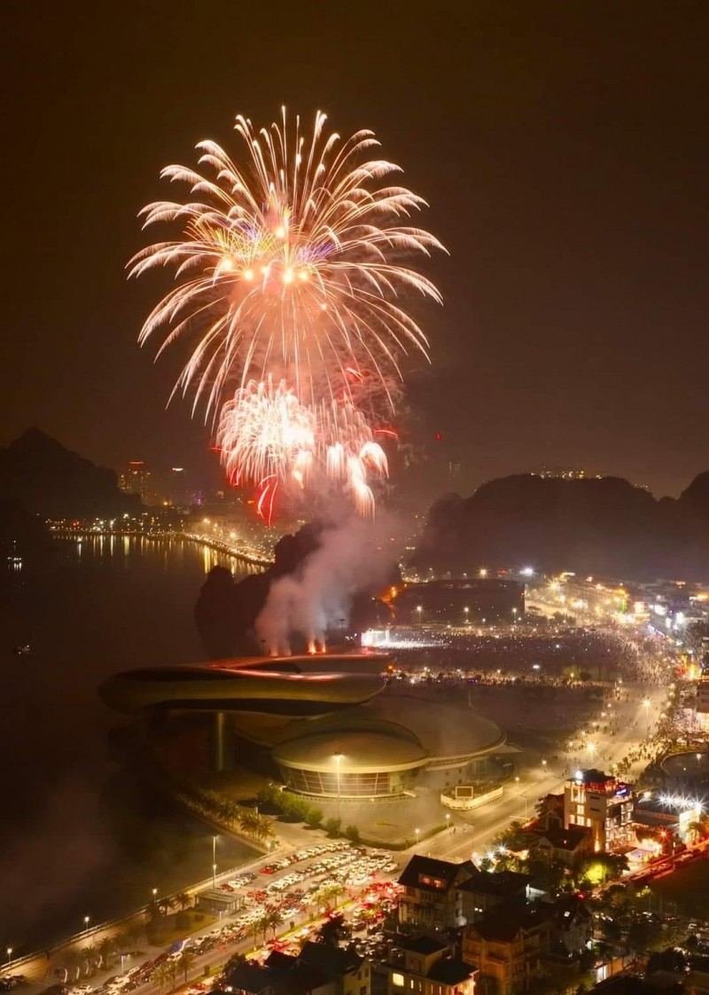 Mãn nhãn màn bắn pháo hoa kỷ niệm 60 năm thành lập tỉnh Quảng Ninh Mãn nhãn màn bắn pháo hoa kỷ niệm 60 năm thành lập tỉnh Quảng Ninh