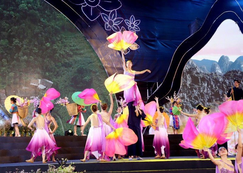 Các tiết mục biểu diễn nghệ thuật vô cùng đặc sắc, tái hiện rõ nét cao nguyên đá hàng chục triệu năm trước. Ảnh baohagiang Các tiết mục biểu diễn nghệ thuật vô cùng đặc sắc, tái hiện rõ nét cao nguyên đá hàng chục triệu năm trước. Ảnh baohagiang