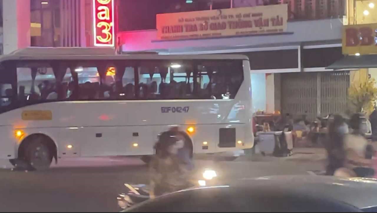 Bài 2: Nhà xe Thành Bưởi công khai thách thức pháp luật khi đang bị kiểm tra - Thế lực nào chống lưng? - Ảnh 1.