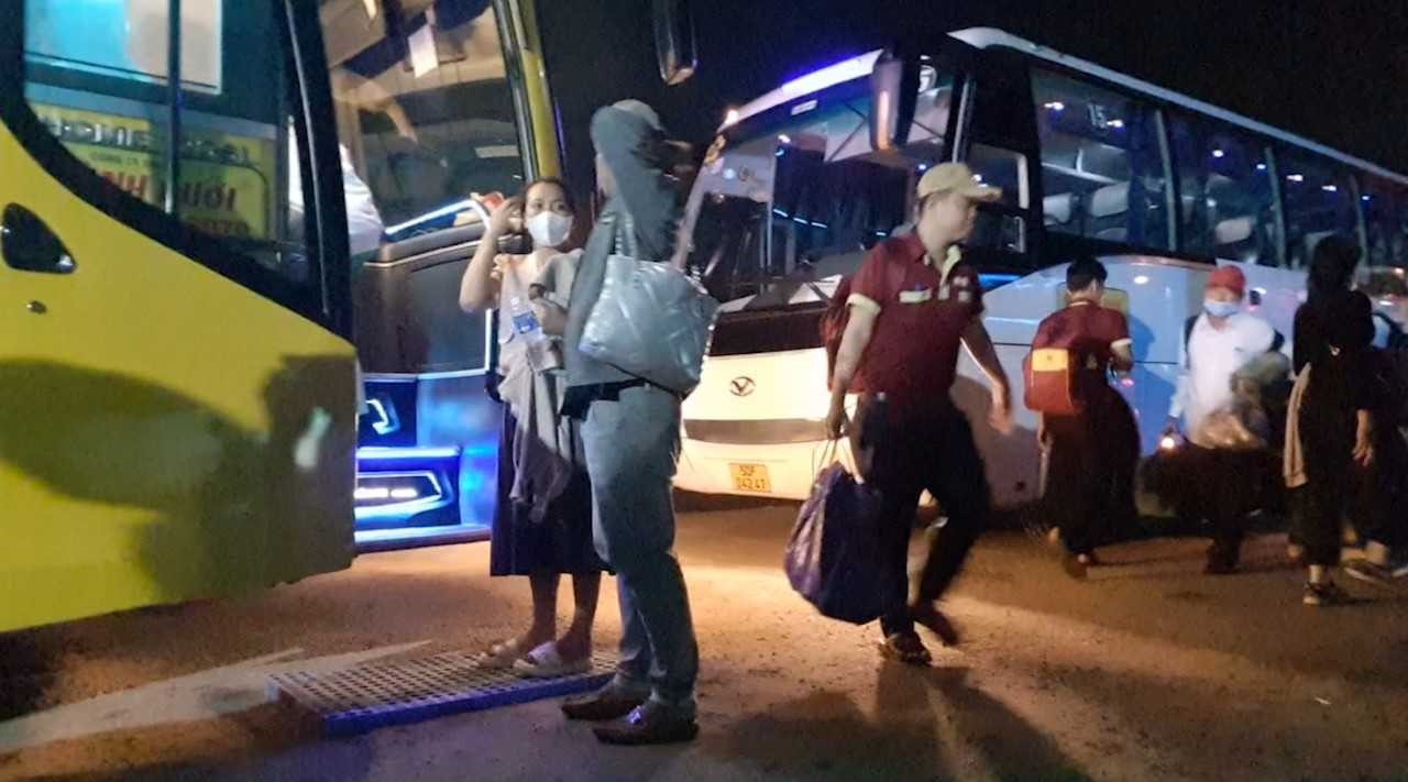 Bài 2: Nhà xe Thành Bưởi công khai thách thức pháp luật khi đang bị kiểm tra - Thế lực nào chống lưng? - Ảnh 4.