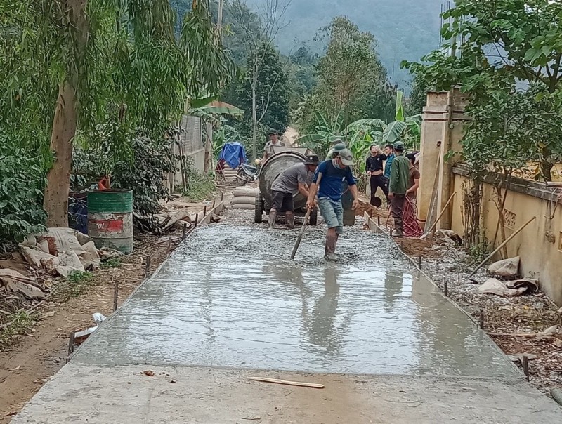 Bê tông hóa đường giao thông nông thôn giúp đồng bào vận chuyển nông sản, hàng hóa thuận tiện, dễ dàng (Ảnh: Thủy Tiên) Bê tông hóa đường giao thông nông thôn giúp đồng bào vận chuyển nông sản, hàng hóa thuận tiện, dễ dàng (Ảnh: Thủy Tiên)