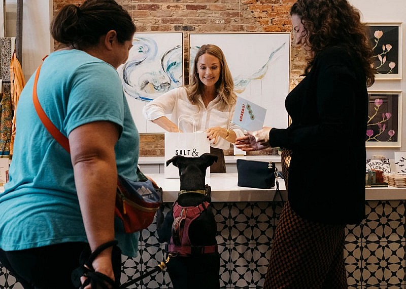 Tiêu dùng tăng mạnh, qua đó kéo kinh tế Mỹ tăng tốc trong quý III/2023. (Ảnh: NYT) Tiêu dùng tăng mạnh, qua đó kéo kinh tế Mỹ tăng tốc trong quý III/2023. (Ảnh: NYT)