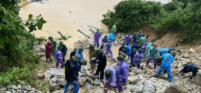 100 công nhân xuyên đêm vác đá thông tuyến đường sắt Bắc - Nam 100 công nhân xuyên đêm vác đá thông tuyến đường sắt Bắc - Nam