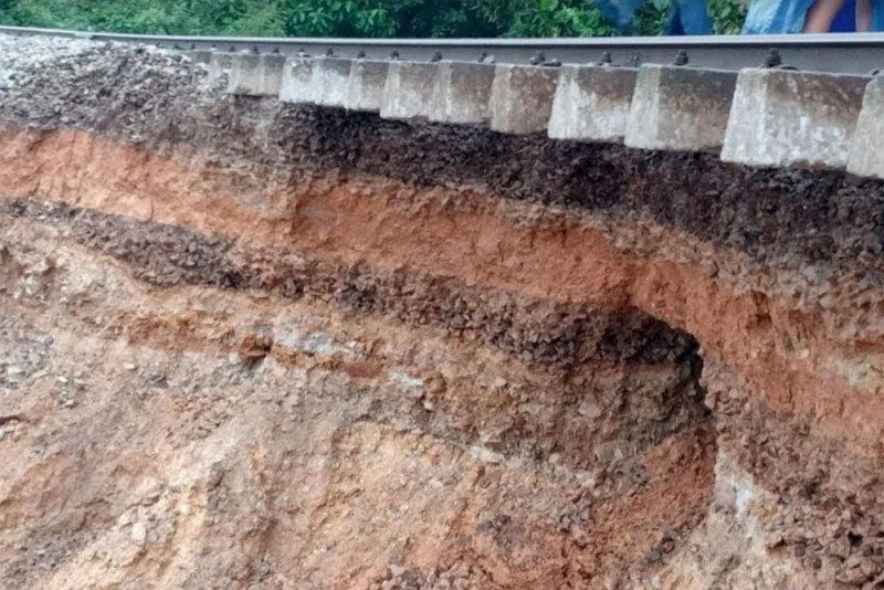 100 công nhân xuyên đêm vác đá thông tuyến đường sắt Bắc - Nam 100 công nhân xuyên đêm vác đá thông tuyến đường sắt Bắc - Nam