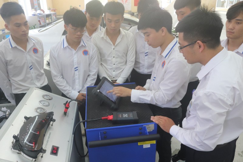 Buổi thực hành của sinh viên Khoa Ôtô, Trường Đại học Sao Đỏ Ảnh: Trường Đại học Sao Đỏ