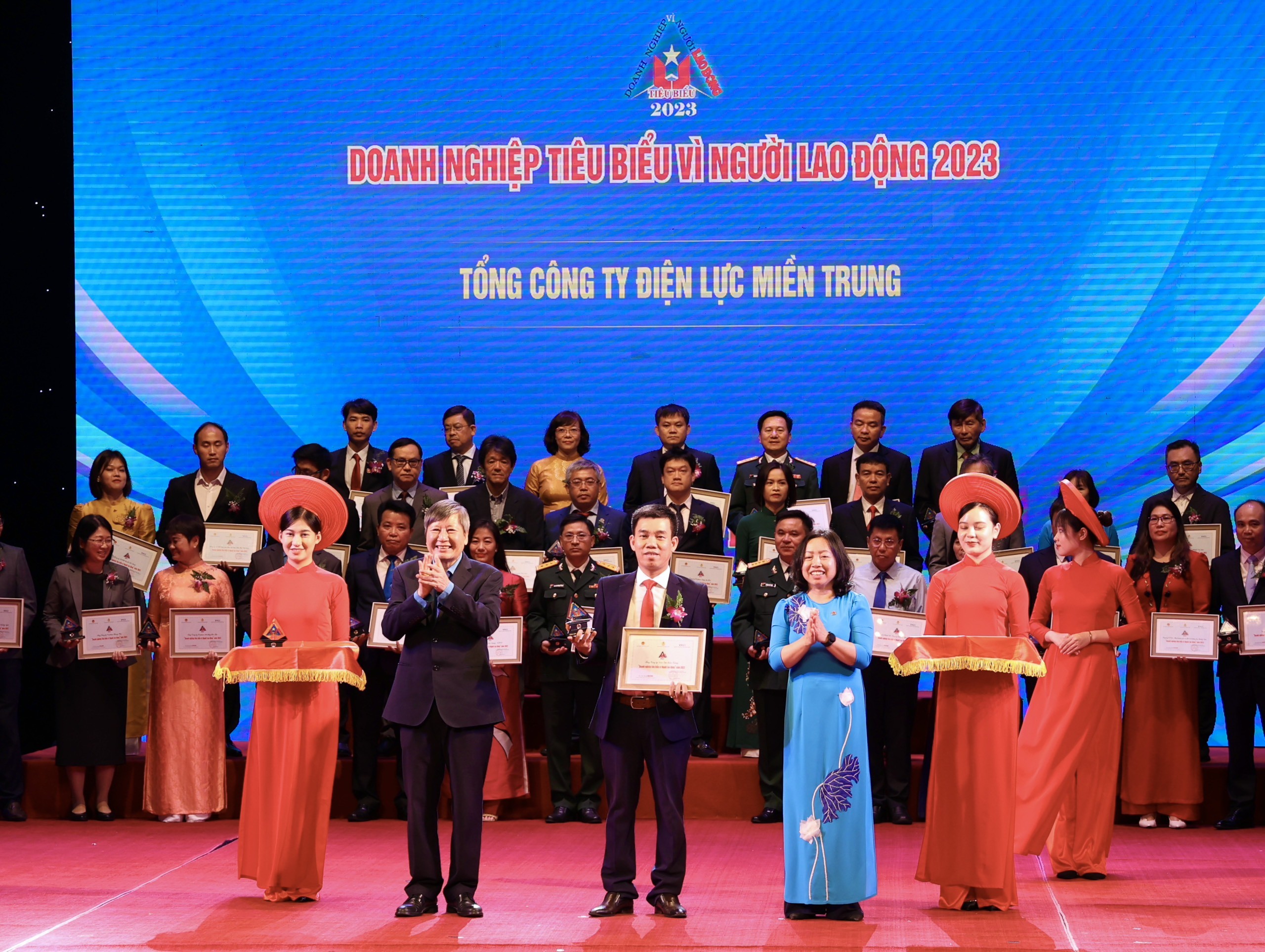 Đồng chí Nguyễn Bình Nam - Phó Bí thư Thường trực Đảng ủy Tổng công ty Điện lực miền Trung đại diện nhận Kỷ niệm chương và Chứng nhận Doanh nghiệp tiêu biểu vì người lao động 2023 Đồng chí Nguyễn Bình Nam - Phó Bí thư Thường trực Đảng ủy Tổng công ty Điện lực miền Trung đại diện nhận Kỷ niệm chương và Chứng nhận Doanh nghiệp tiêu biểu vì người lao động 2023