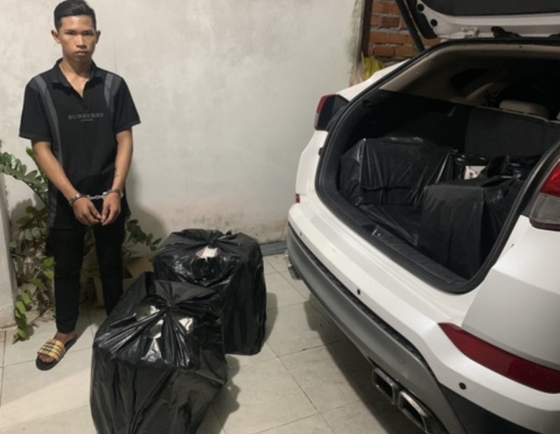 Đối tượng Thạch Nhân Quí cùng tang vật. Đối tượng Thạch Nhân Quí cùng tang vật.