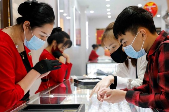 Giá vàng giảm, người dân tăng mua tích trữ Giá vàng giảm, người dân tăng mua tích trữ