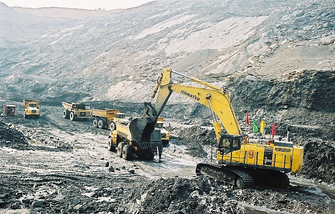 Bốc xúc, vận chuyển đất đá trong sản xuất khai thác than là miếng bánh thơm ngon cho các nhà thầu