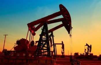 Giá dầu đảo chiều giảm mạnh cuối phiên, thấp nhất trong 2 tháng