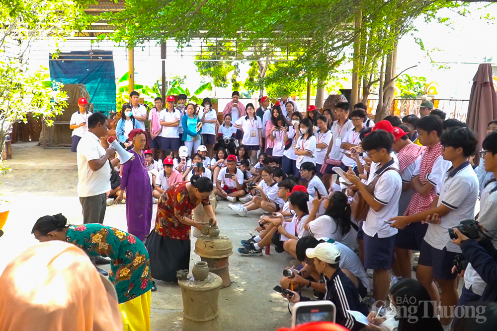 Đoàn du khách từ TP. HCM tham quan làng gốm Bàu Trúc, chiều 28/10, Đoàn du khách từ TP. HCM tham quan làng gốm Bàu Trúc, chiều 28/10,