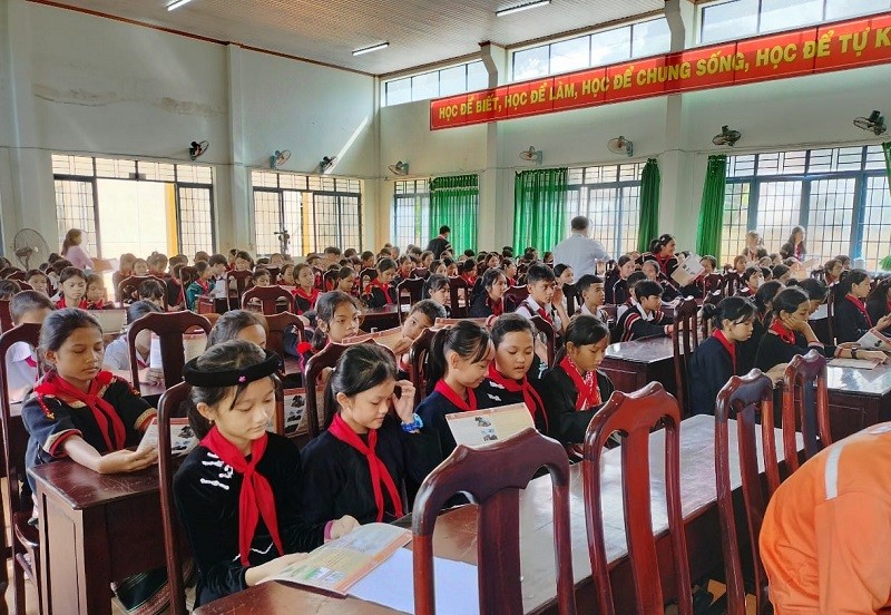 Điện lực Cư M'gar tham gia tuyên truyền an toàn điện và sử dụng điện tiết kiệm trong trường học tại Trường Phổ thông Dân tộc nội trú THCS CưM'gar Điện lực Cư M'gar tham gia tuyên truyền an toàn điện và sử dụng điện tiết kiệm trong trường học tại Trường Phổ thông Dân tộc nội trú THCS CưM'gar