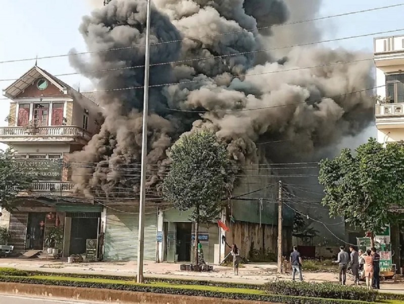 Bắc Giang: Cháy lớn tại nhà máy sản xuất linh kiện điện tử Bắc Giang: Cháy lớn tại nhà máy sản xuất linh kiện điện tử